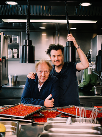 Simon Schwarz und Manuel Rubey stehen in der Küche