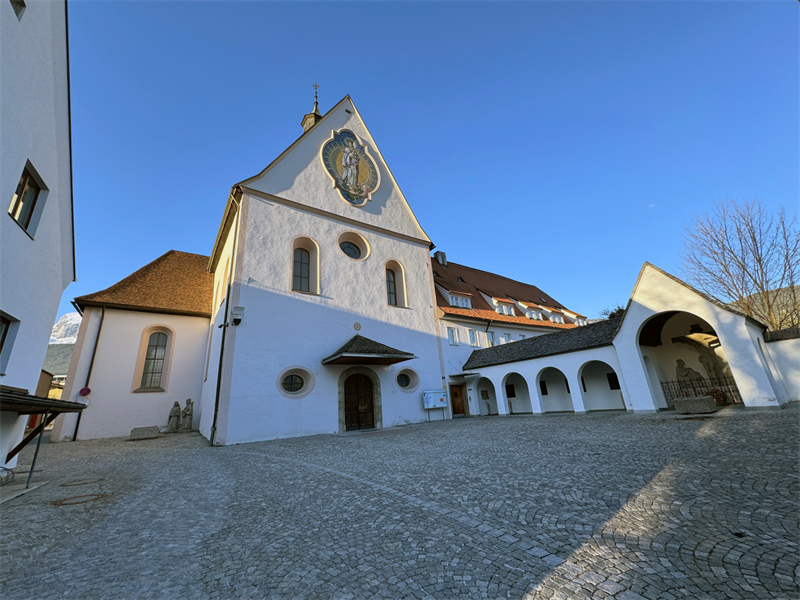 Das Franziskanerkloster in Telfs mit der Franziskanerkirche.